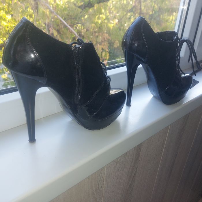 Продам ботильоны на высоком каблуке