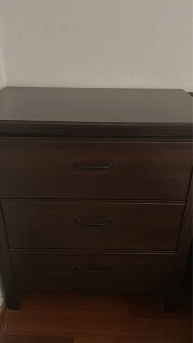 Cadru pat Brusali + comoda Brusali + birou Brusali, toate achiziționate din IKEA