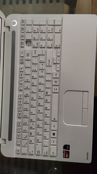 Laptop Toshiba alb