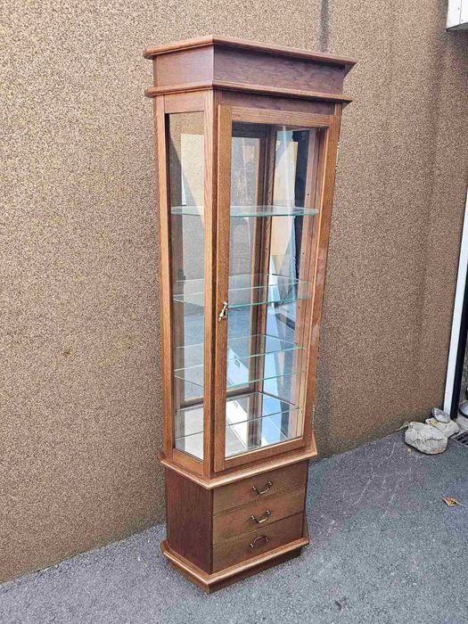 Конзолна витрина с осветление