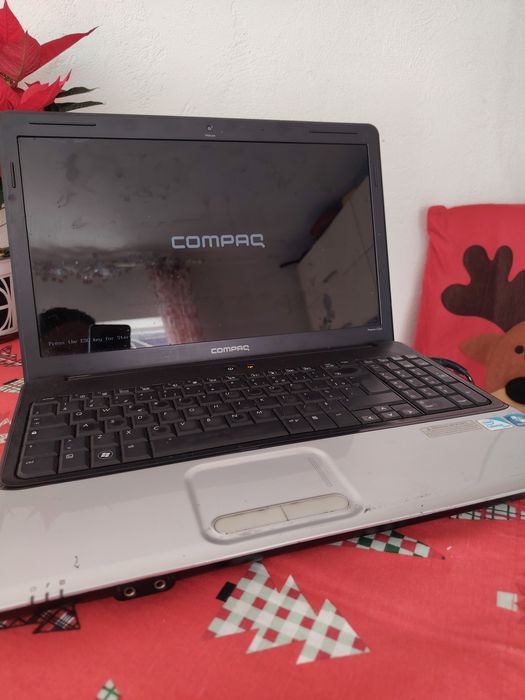 Laptop Compaq negru cu gri