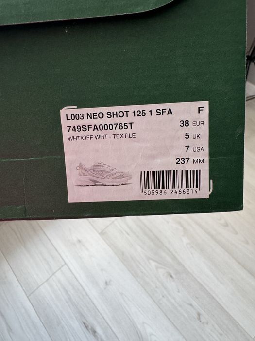 Продам новые кроссовки Lacoste