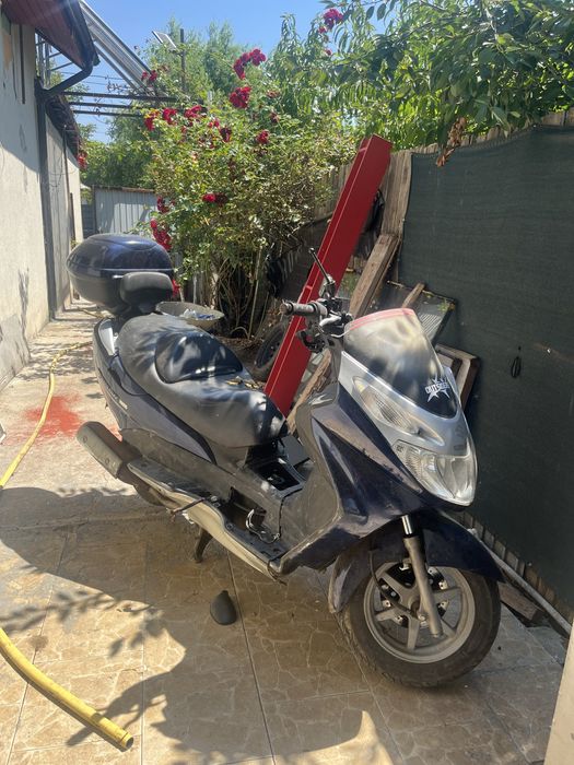 Vand scuter suzuki 150cc