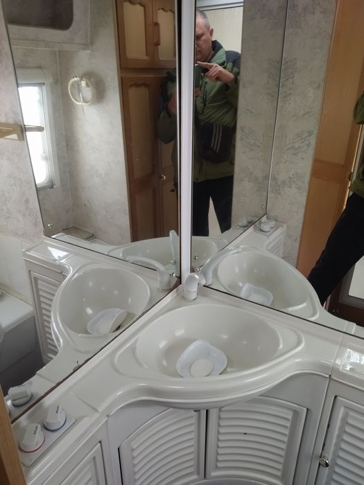 Каравана 4 местна възможен бартер за по малка каравана