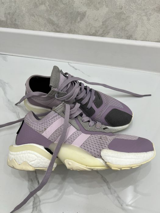 Спортивные кроссовки