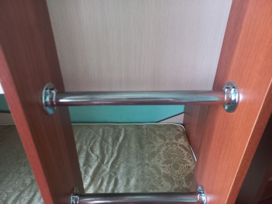 Двухъярусная кровать с матрасами