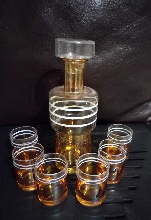 Стъклена графа за ракия с шест чашки