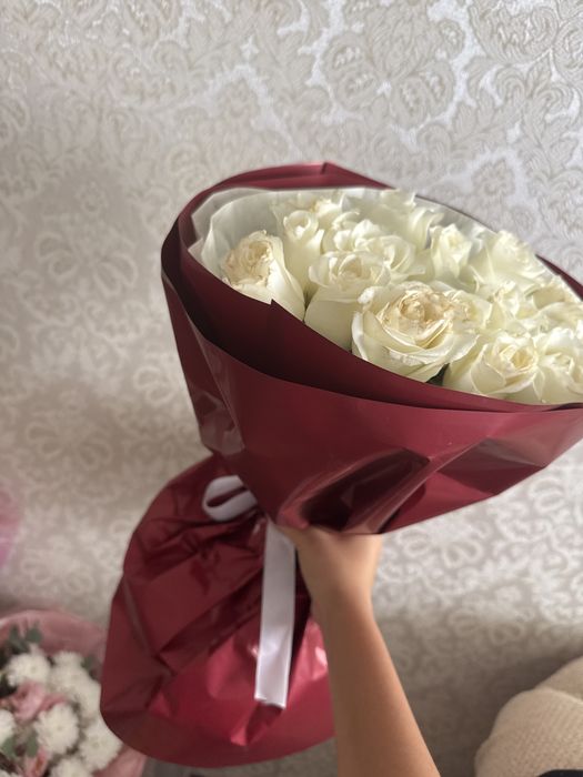 Продаю свежий букет белых роз