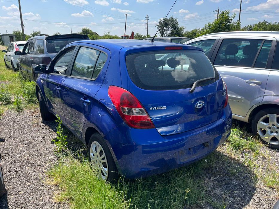 Dezmembrez Hyundai I20 1,2 benzina albastru 2009