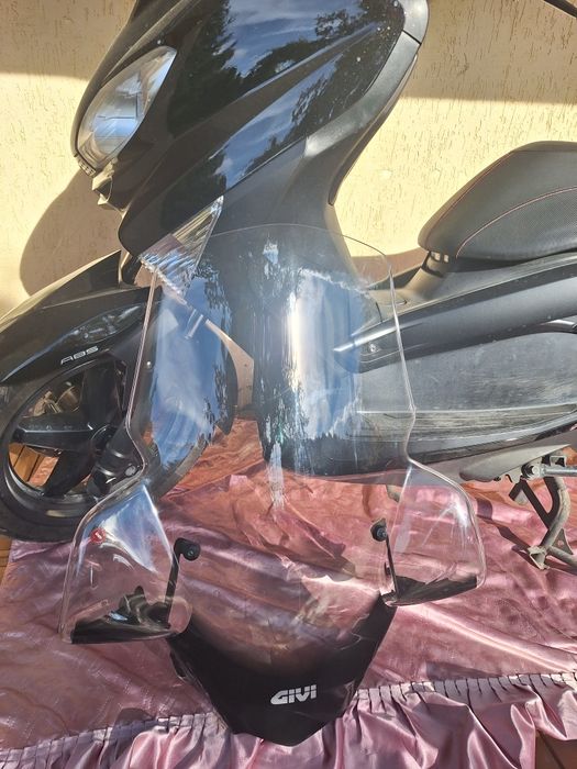 Предпазно стъкло GIVI за Yamaha Xmax