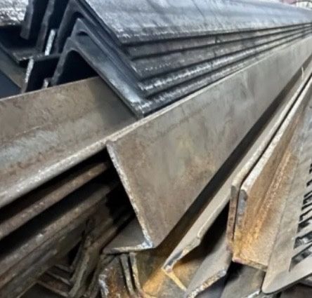 металлический уголок размером 10×10 мм, толщина 0,7 мм