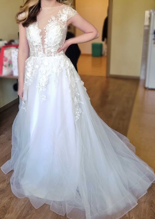 Дантелена сватбена / булчинска рокля с флорални детайли