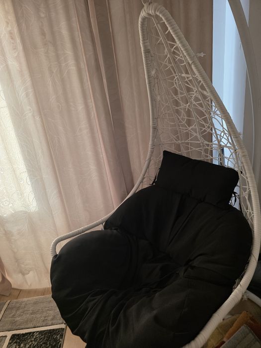Balansoar / Leagăn suspendat alb cu pernă neagră, stare excelentă