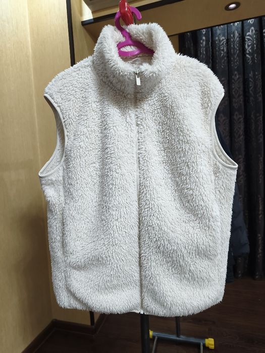 Стильный плюшевый жилет UNIQLO (Light Pile-Lined Fleece)