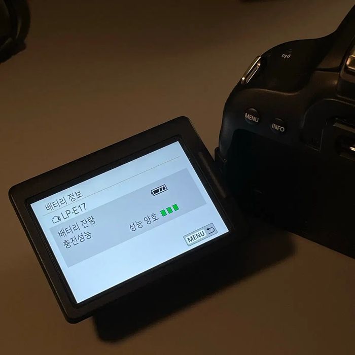 Canon 800D + 18-55 STM obyektiv komplekti sotiladi