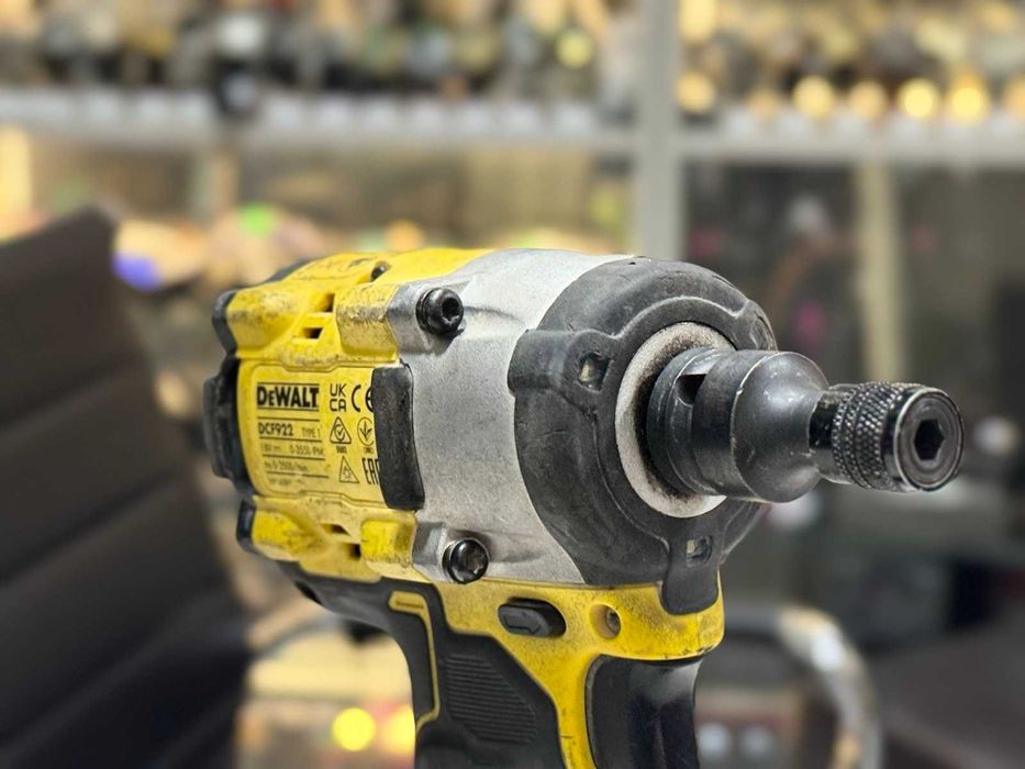 Акумулаторен ударен гайковерт DeWalt DCF922 с батерия 5Ah