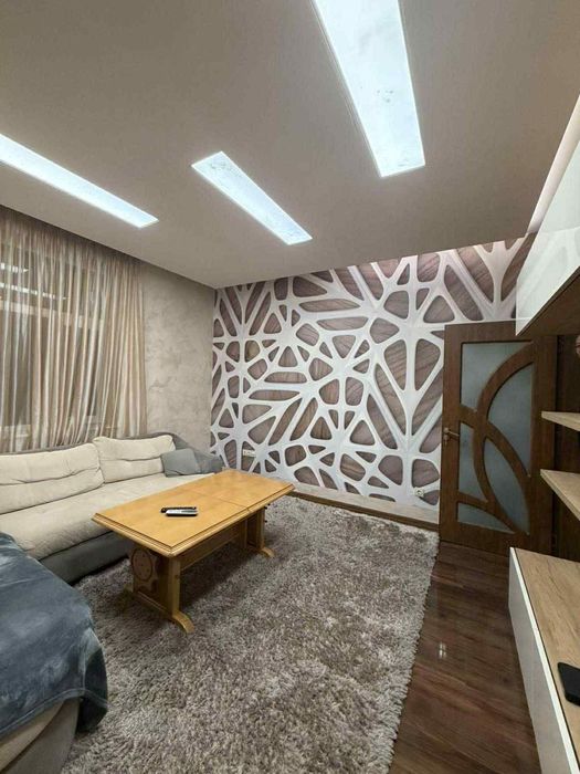 Дава се под наем Тристаен апартамент в София, Център - 92 кв.м за 896.58 € - Снимка #1