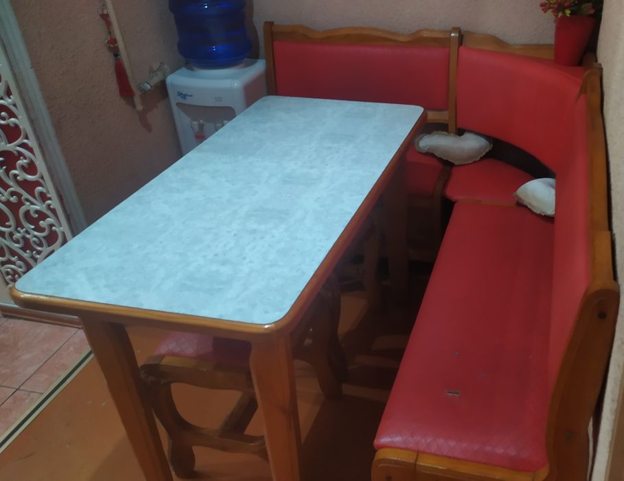 Продается кухонный стол уголок