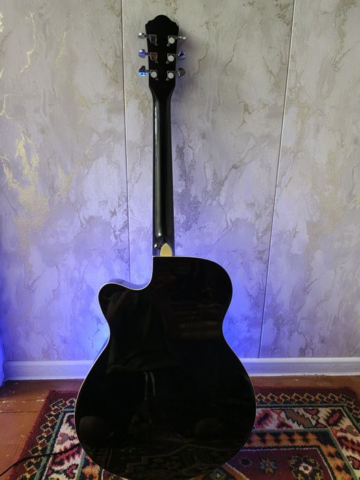 Гитара привезенная с италии в идеальном состоянии