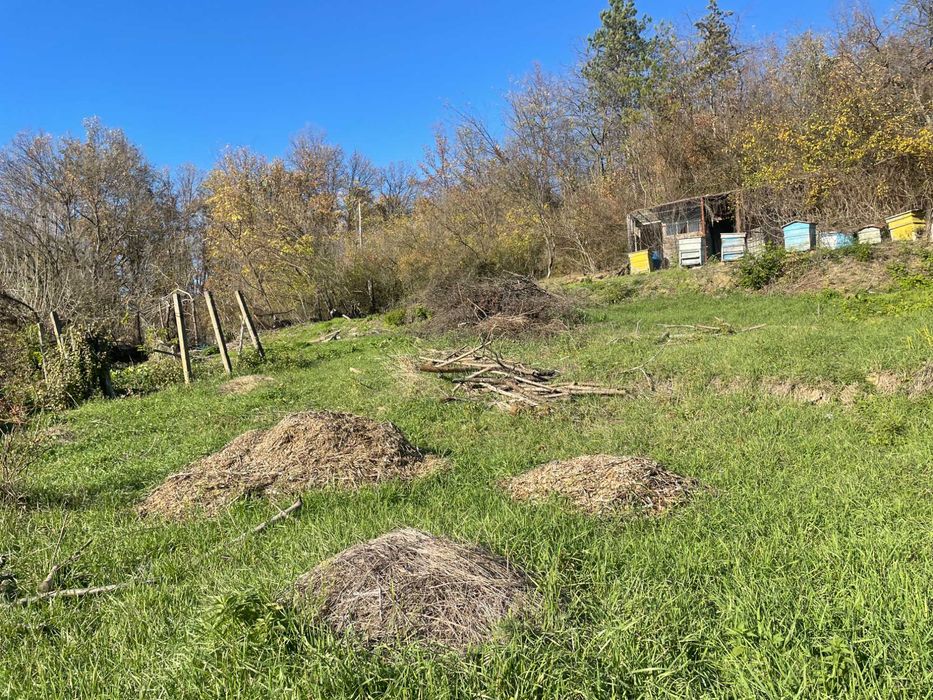 Продава се парцел с постройки - близо до Габрово