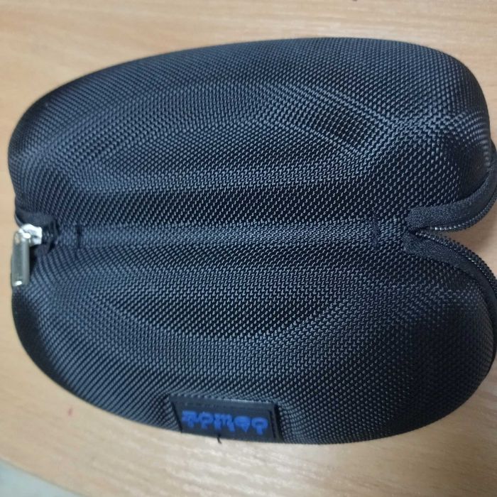 Твърд калъф за очила, нов + подарък кърпичка