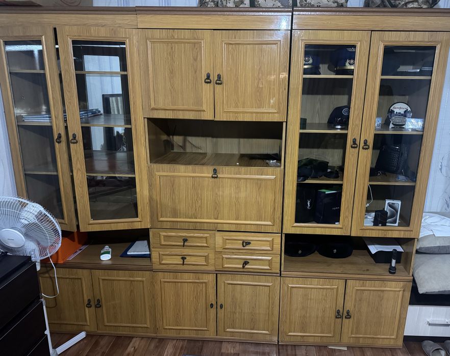 Продаю мебель, кухонную гарнитуру и холодильник  почти даром