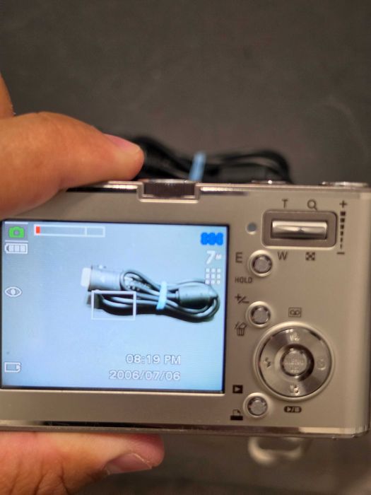 Aparat foto  digital cu MP3 player Samsung NV3 7.2MP 3x Zoom