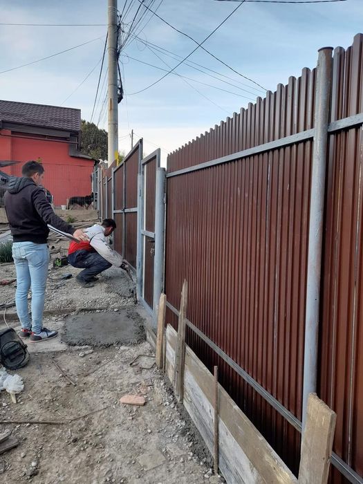 Executam garduri din plasa bordurata, sipca metalica, tabla cutata