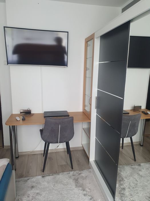 Apartament cu 3 camere decomandat.