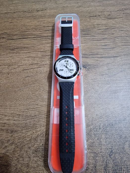 Swatch alb si gri/negru