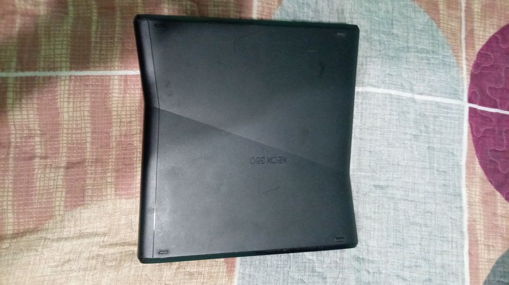 Xbox 360 in stare foarte bună, ne folosit din ianuarie anul 2025, 7 jocuri incluse două controlăre perfec funcționale