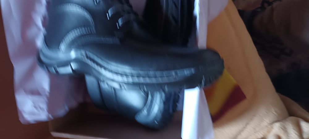 Ghete îmblănite interior,  din piele naturala,  cusuti, mărimea 43 noi