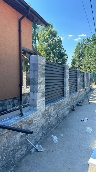 Garduri din panou stil jaluzele, sipca metalica, tabla, BCA si plasa