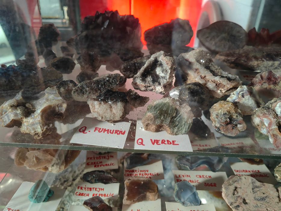 pietre pretioase, semipretioase, interne si internationale de colectie