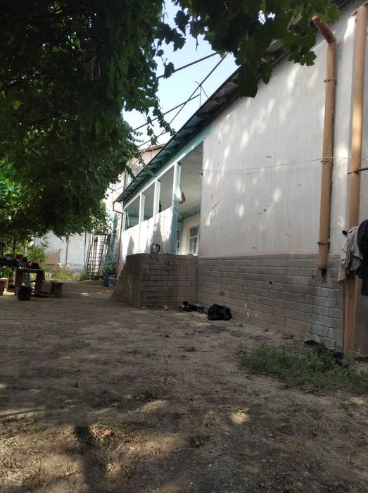 Уй сотилади 10хонали 2 этажли 30 сотих ерда жойлашган