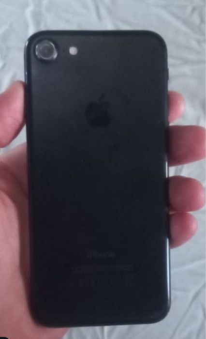 iphone 7.  rangi qora