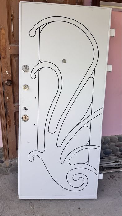 Дверь входная металлическая.