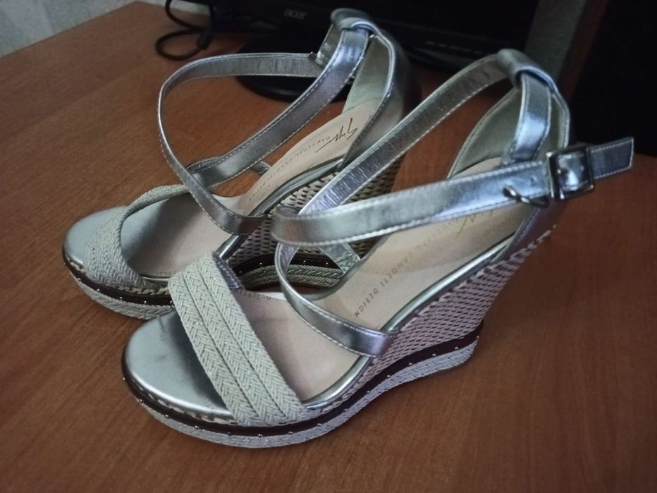 Босоножку продам