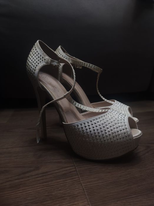 Отдам красивые босоножки