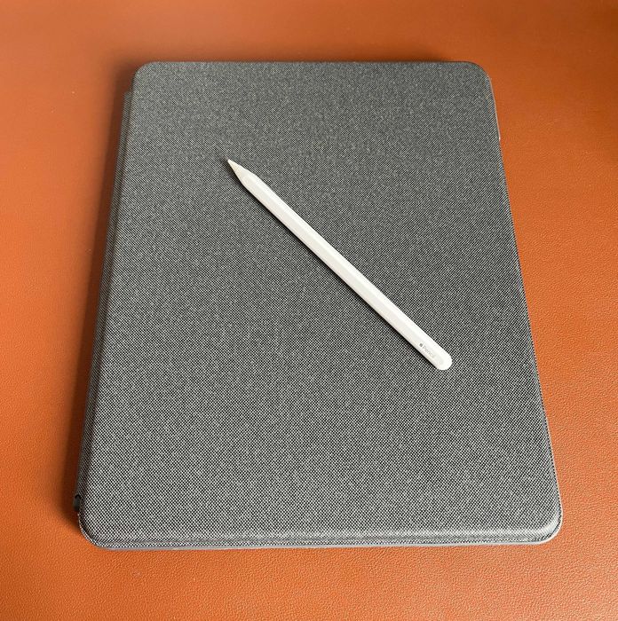 iPad Pro 12.9 M1 256 GB + Apple Pencil 2 + Logitech Combo Touch