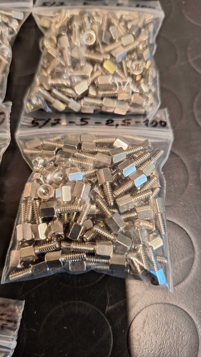 Крепежи, малки размери болтове, гайки, шайби