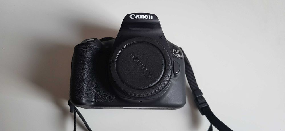 Canon EOS2000D + 2 Obiective si accesorii.