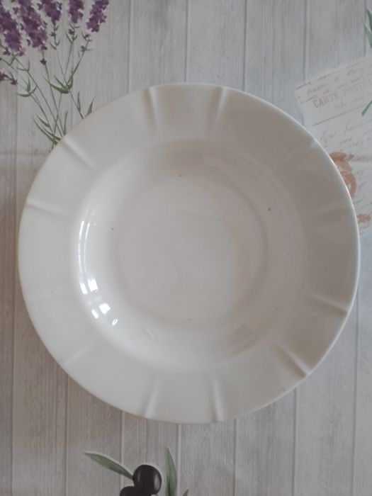 Порцеланови чинии няколко модела