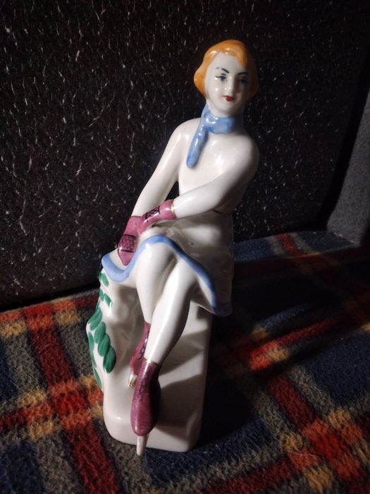 Фарфоровая статуэтка.