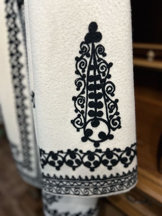 Vand suman Regina Maria autentic romanesc din stofa de lana si casmir