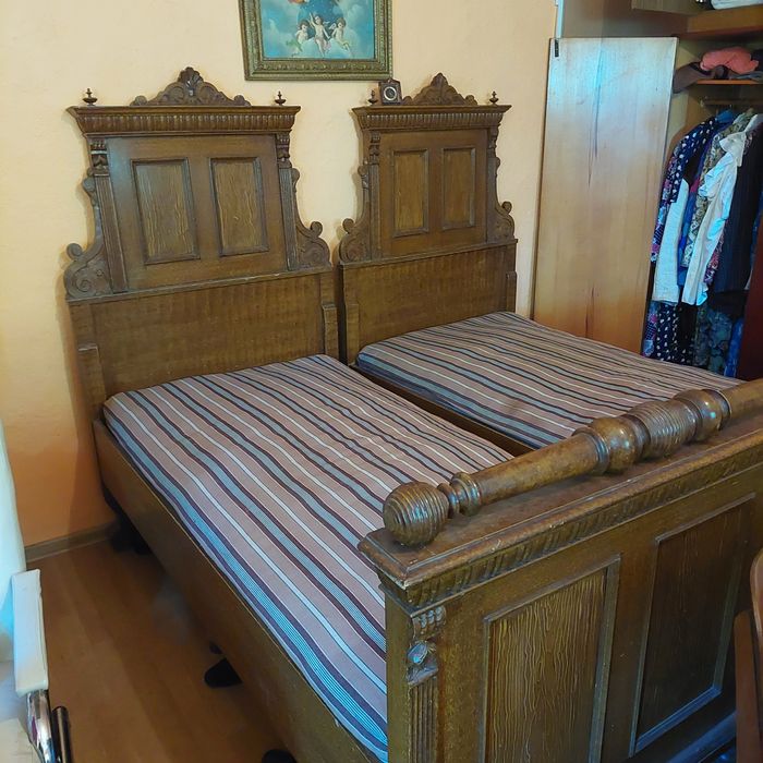 Mobilier vechi lemn masiv