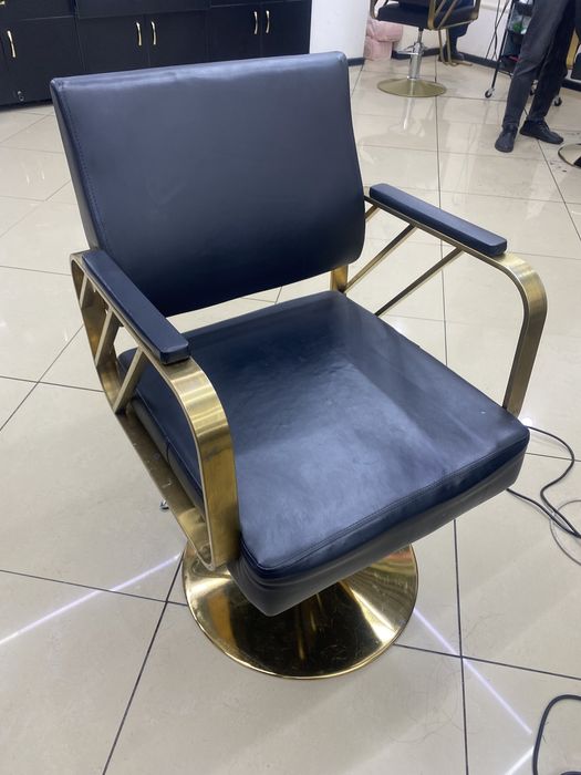 Продам кресло парикмахерское