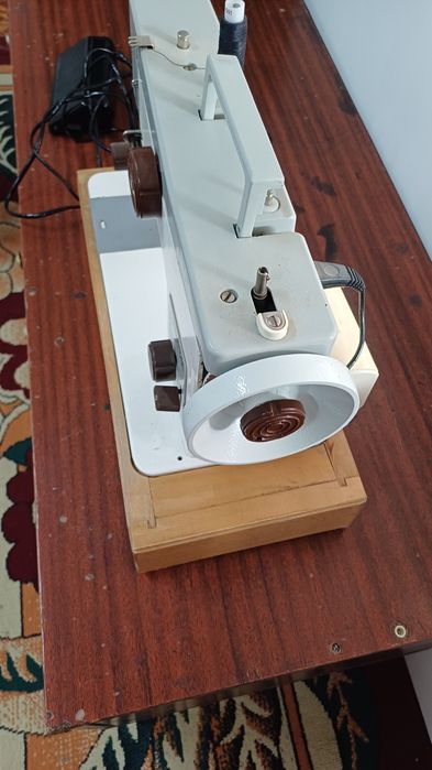 Швейная машинка в отличном состоянии !