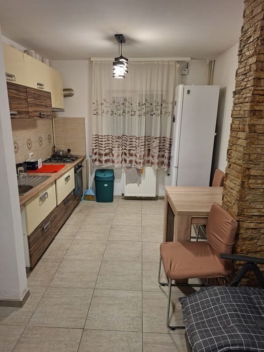 Închiriez apartament