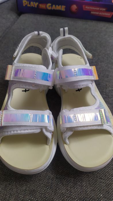 Новые сандали для девочки, размер 35(маломерит)